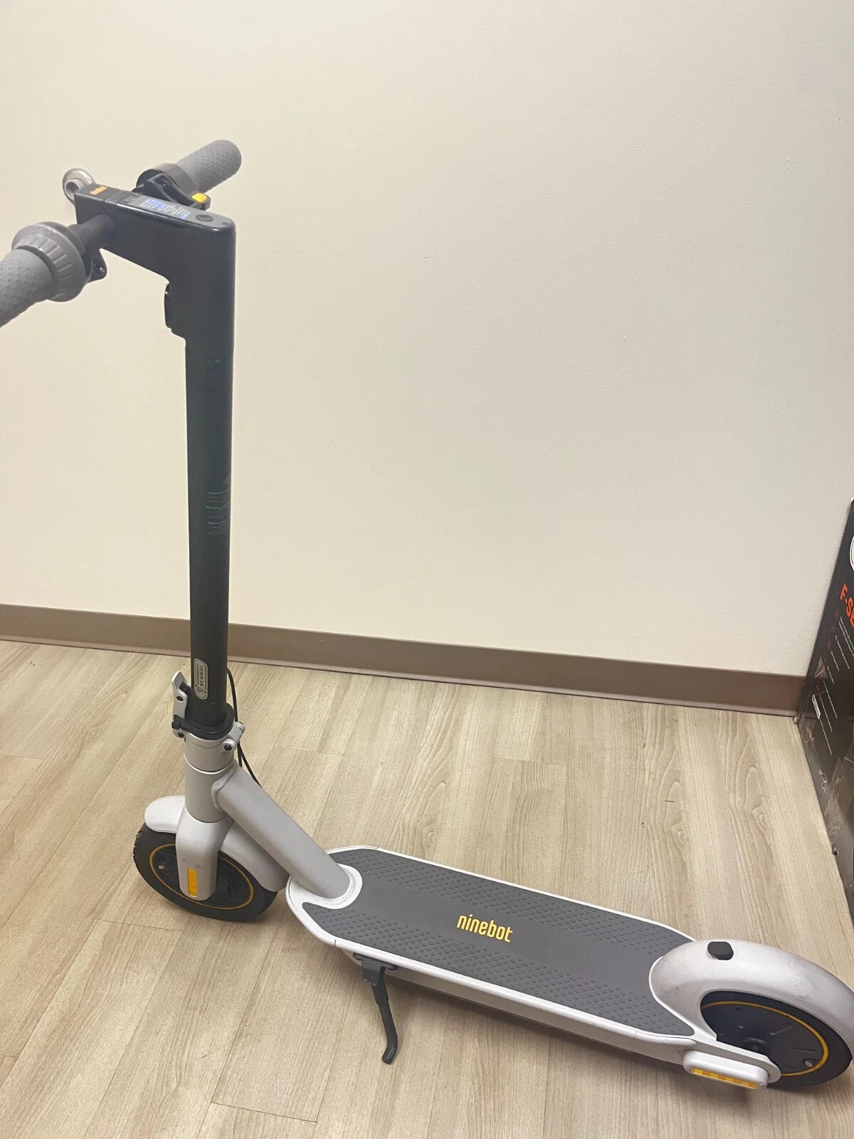 Segway Ninebot Max G30LP Electric Scooter 18.6MPH Max Speed 25-Mile (Refurbished)